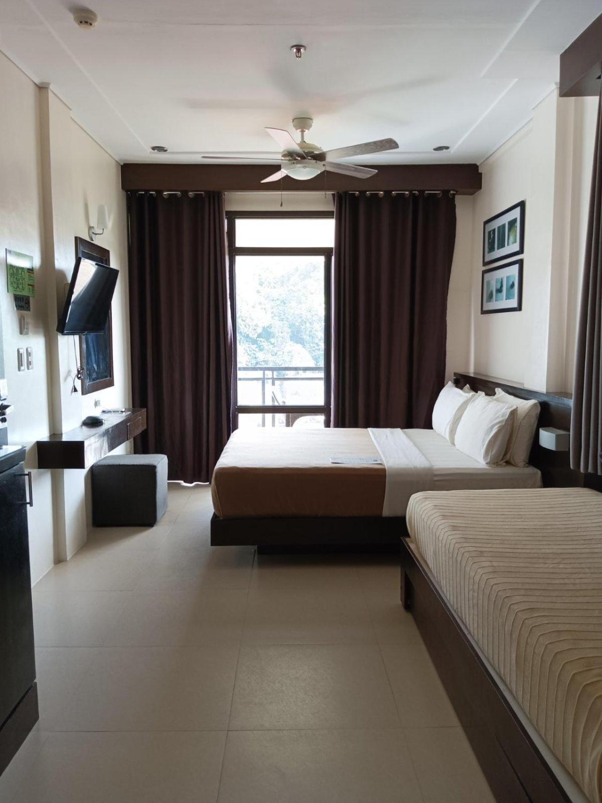 One Crescent Place Hotel Balabag  Bagian luar foto