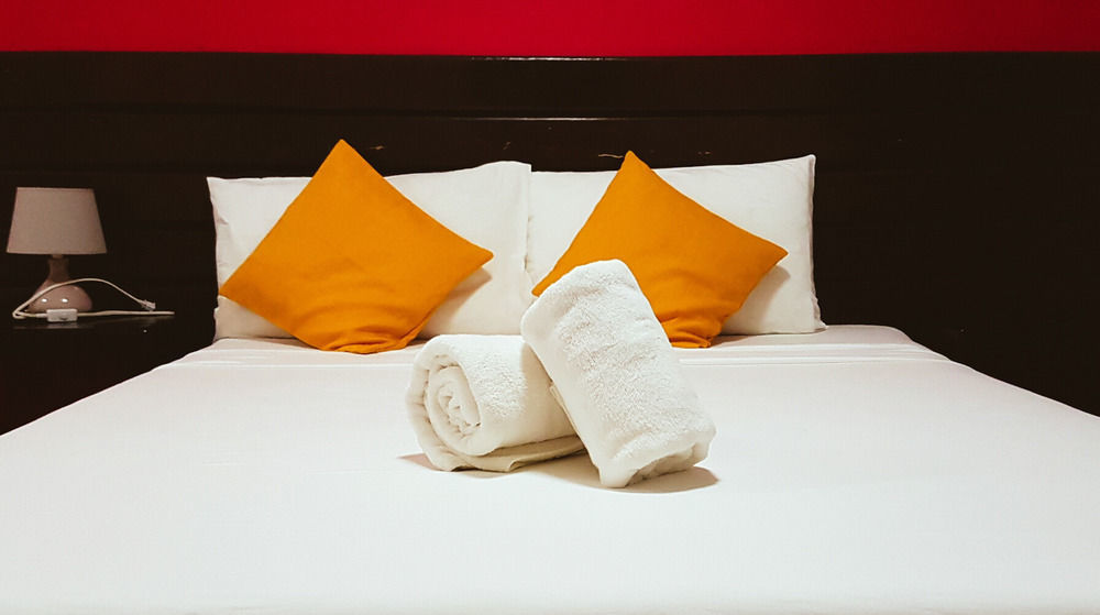 One Crescent Place Hotel Balabag  Bagian luar foto