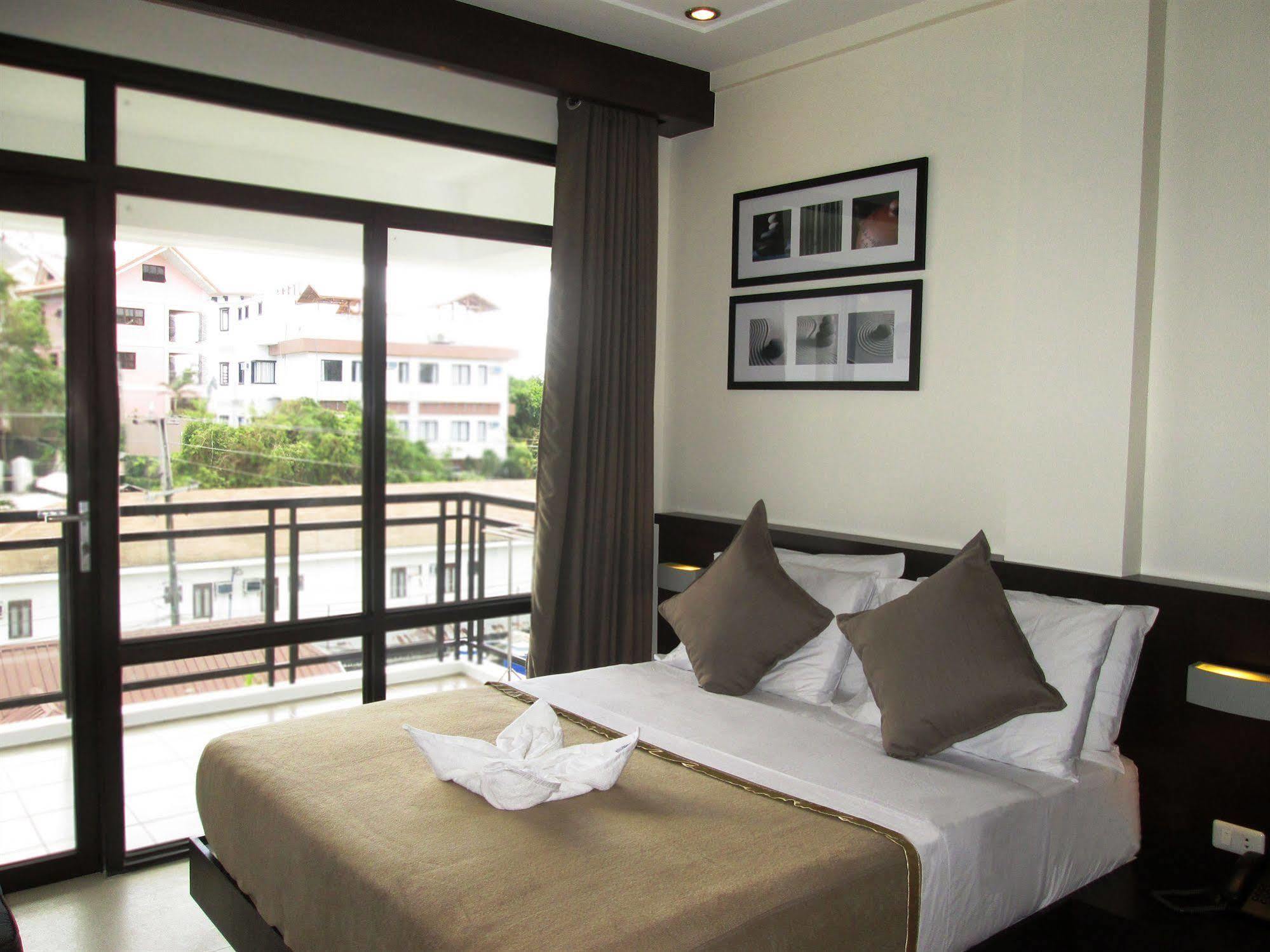 One Crescent Place Hotel Balabag  Bagian luar foto