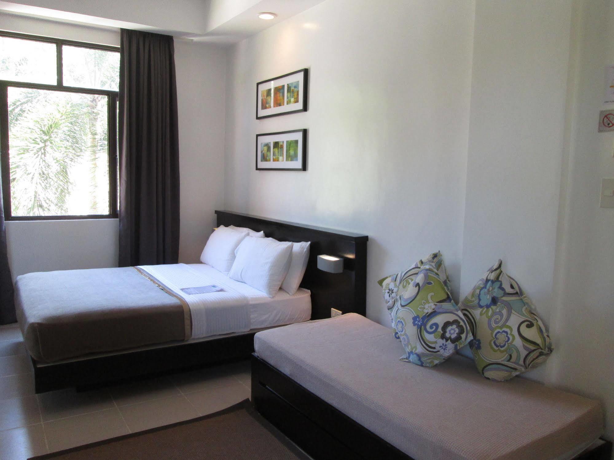 One Crescent Place Hotel Balabag  Bagian luar foto