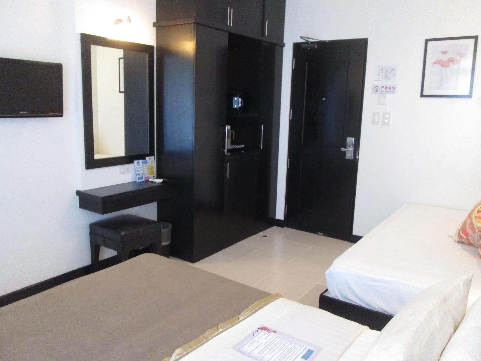 One Crescent Place Hotel Balabag  Bagian luar foto