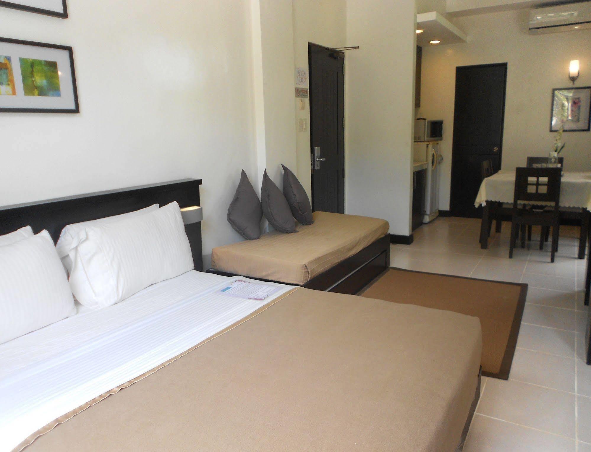 One Crescent Place Hotel Balabag  Bagian luar foto