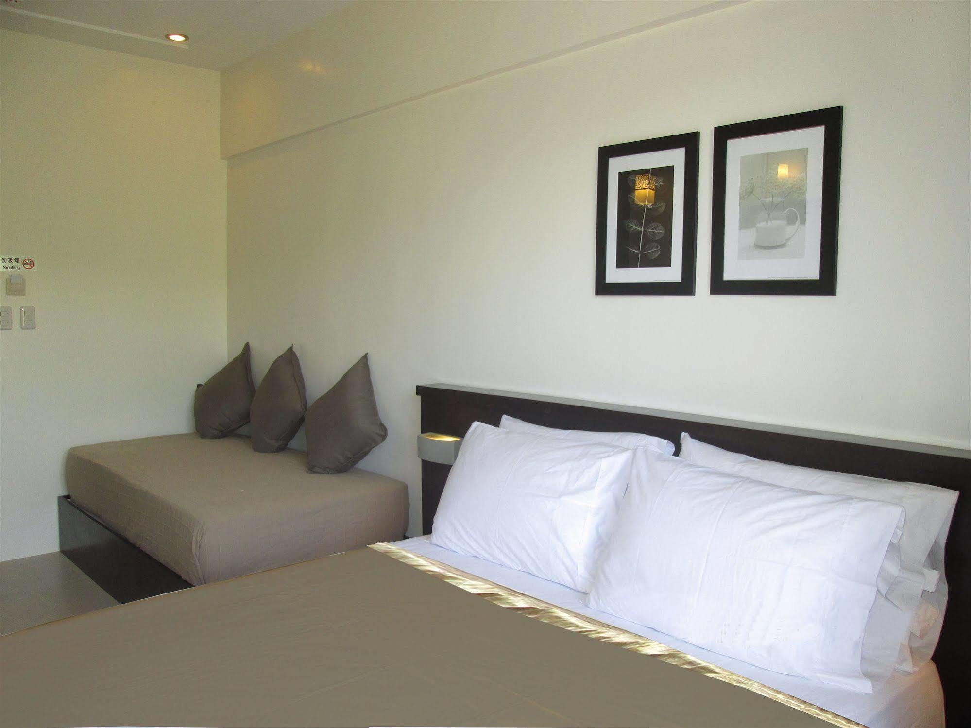 One Crescent Place Hotel Balabag  Bagian luar foto
