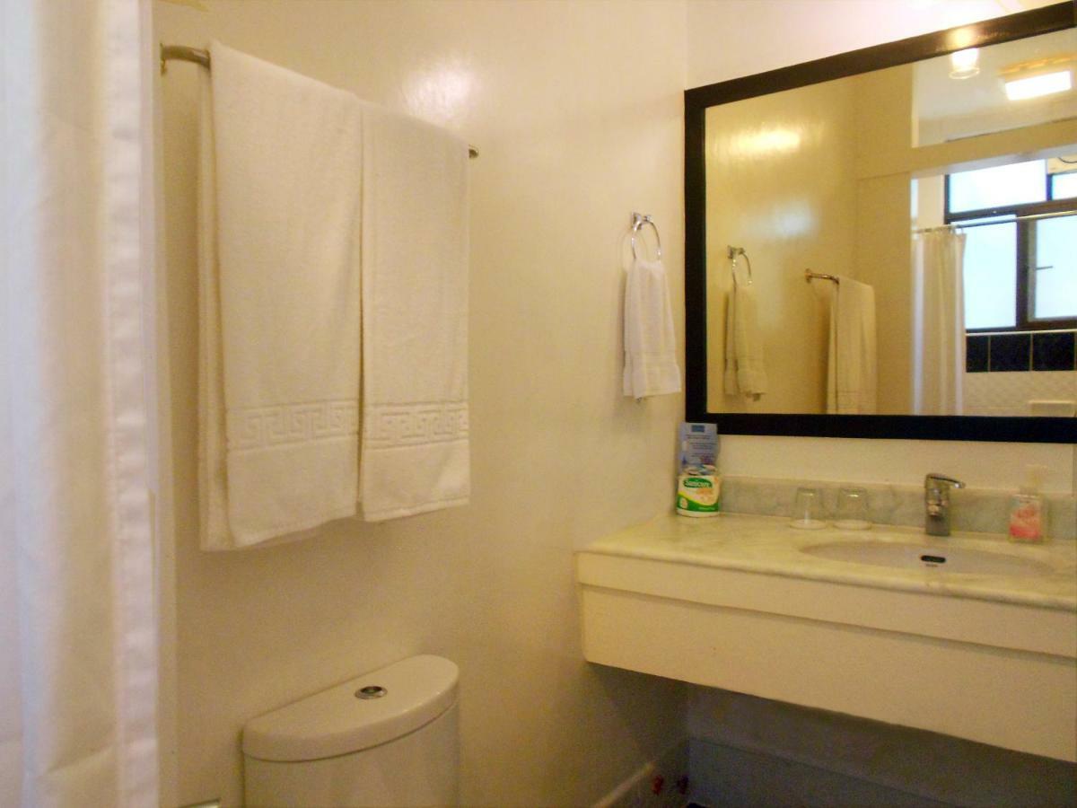 One Crescent Place Hotel Balabag  Bagian luar foto