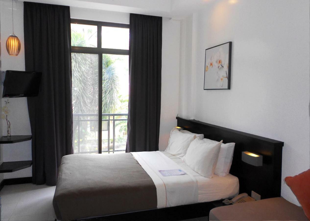 One Crescent Place Hotel Balabag  Bagian luar foto