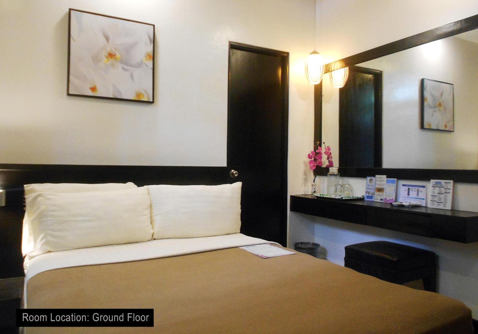 One Crescent Place Hotel Balabag  Bagian luar foto