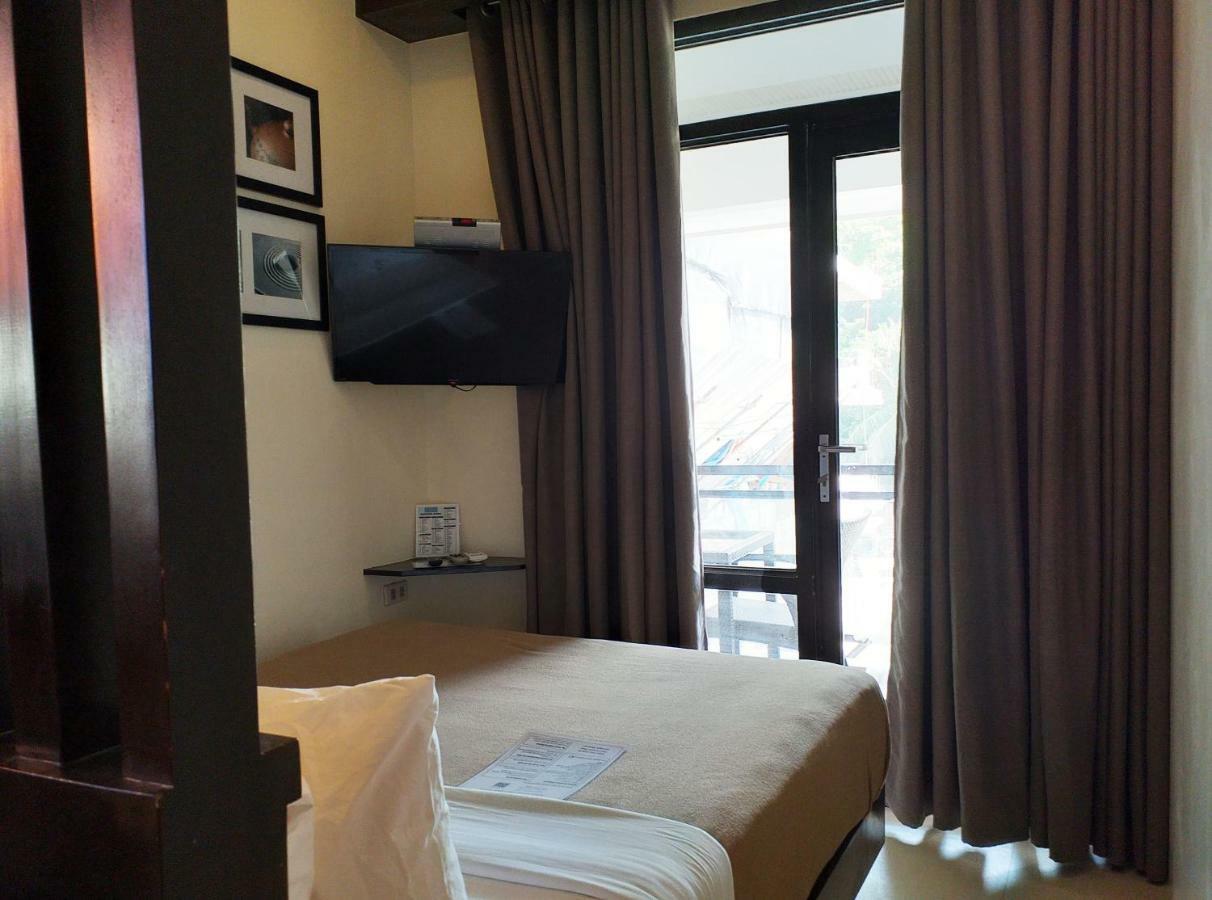 One Crescent Place Hotel Balabag  Bagian luar foto