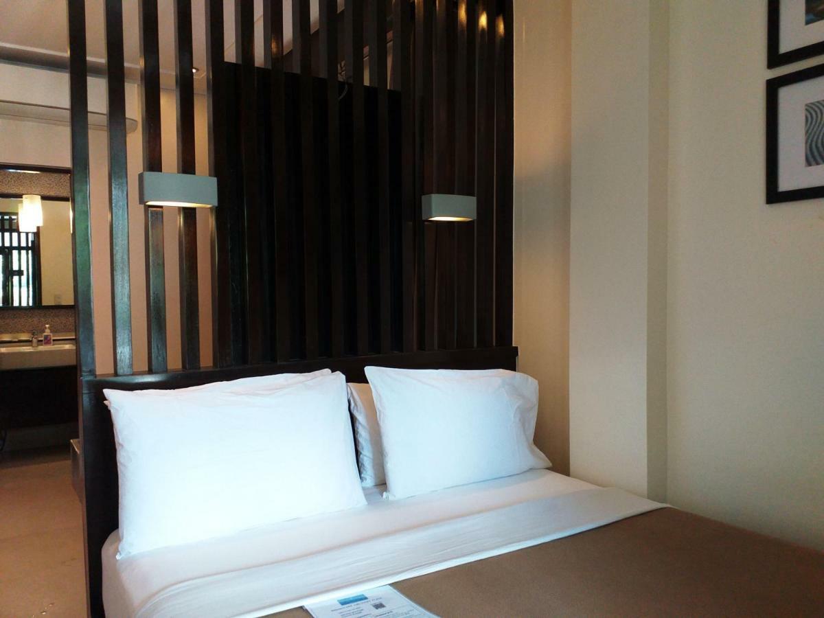 One Crescent Place Hotel Balabag  Bagian luar foto