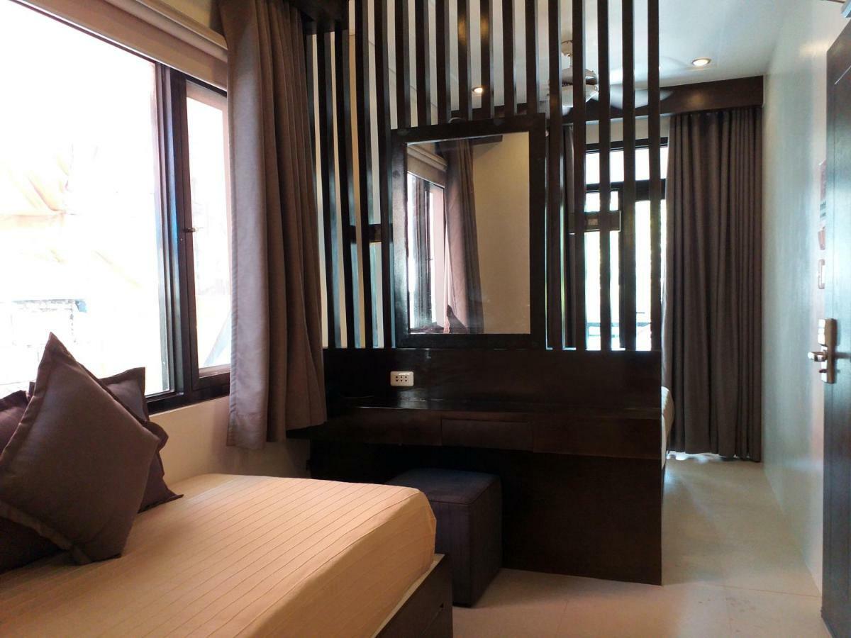 One Crescent Place Hotel Balabag  Bagian luar foto