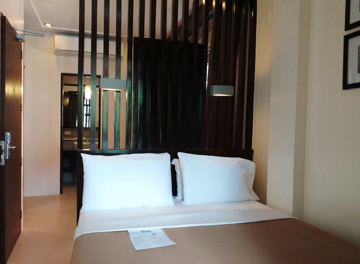 One Crescent Place Hotel Balabag  Bagian luar foto