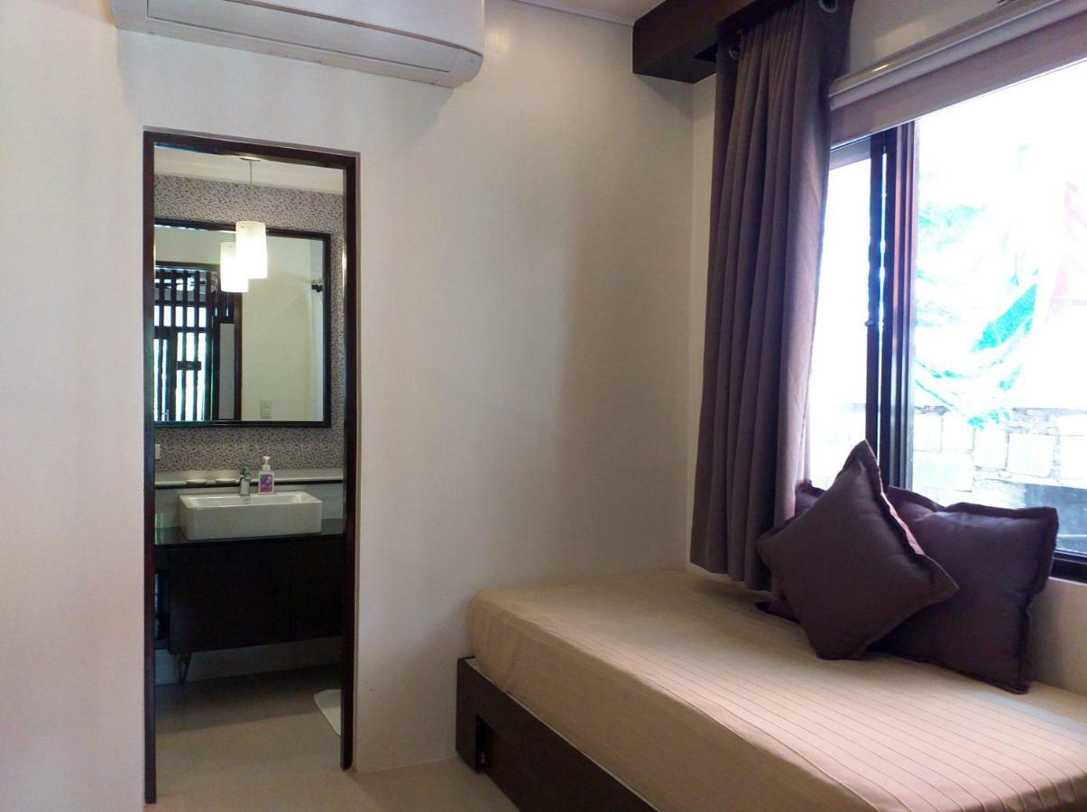 One Crescent Place Hotel Balabag  Bagian luar foto