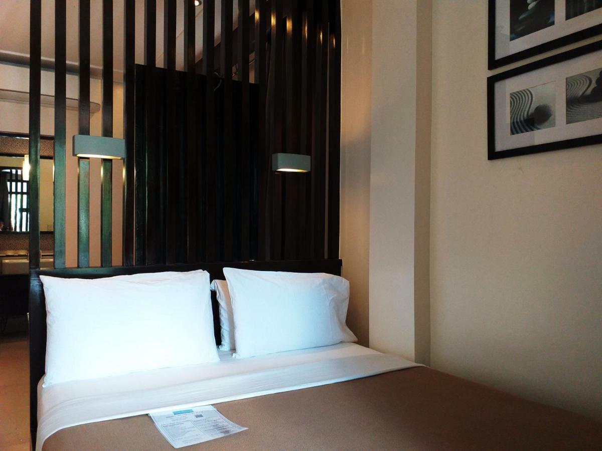 One Crescent Place Hotel Balabag  Bagian luar foto