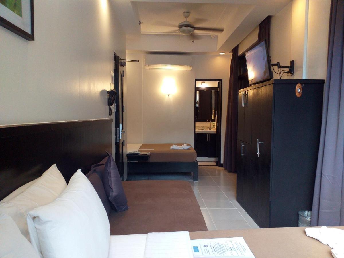 One Crescent Place Hotel Balabag  Bagian luar foto